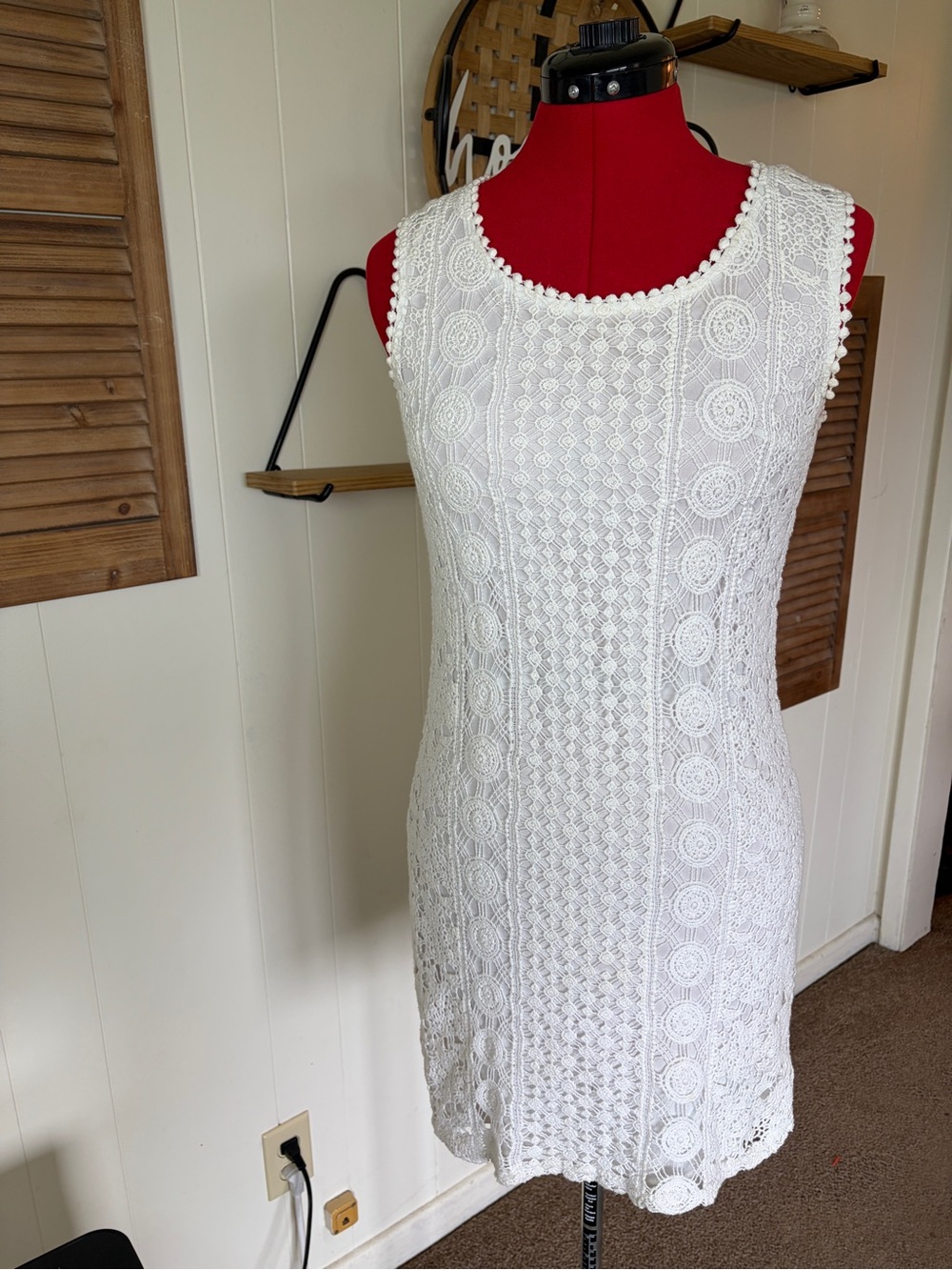 Solitaire White Crochet Lace Sleeveless Shift Dress